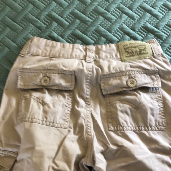 Levi’s Khaki Cargo Shorts. - Picture 3 of 7